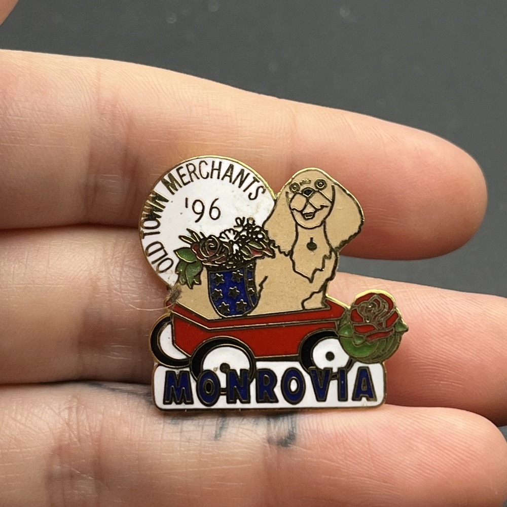 Monrovia 1996 Old Town Merchants Dog In A Wagon Lapel Hat Pin